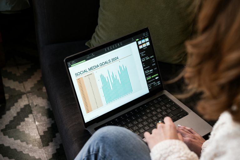 Should You Niche Down or Stay Broad as a Social Media Freelancer?